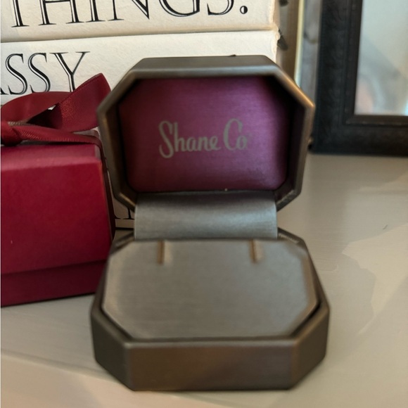 Gift box set from Shane Company for earrings - Picture 3 of 3